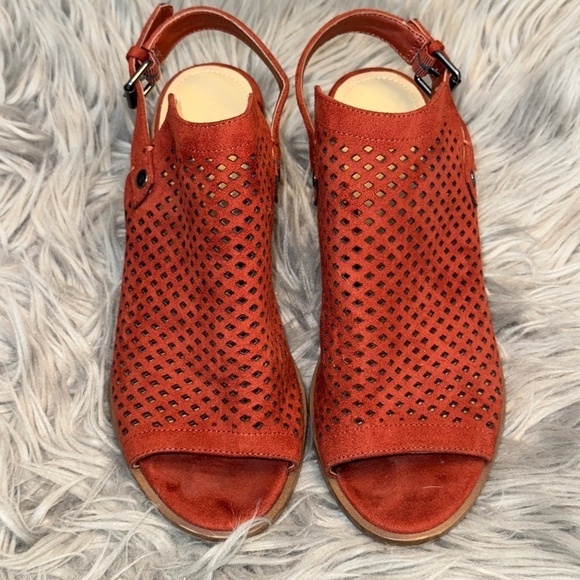 EUC Marc Fisher Sasha Faux Suede Eyelet Sandal Block Heel Open Toe Size 8.5 - Picture 2 of 9